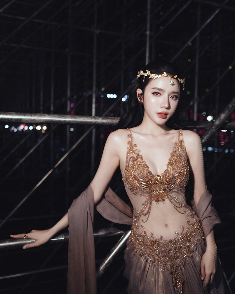 lyly bikini khoe làn da trắng mịn nổi bật