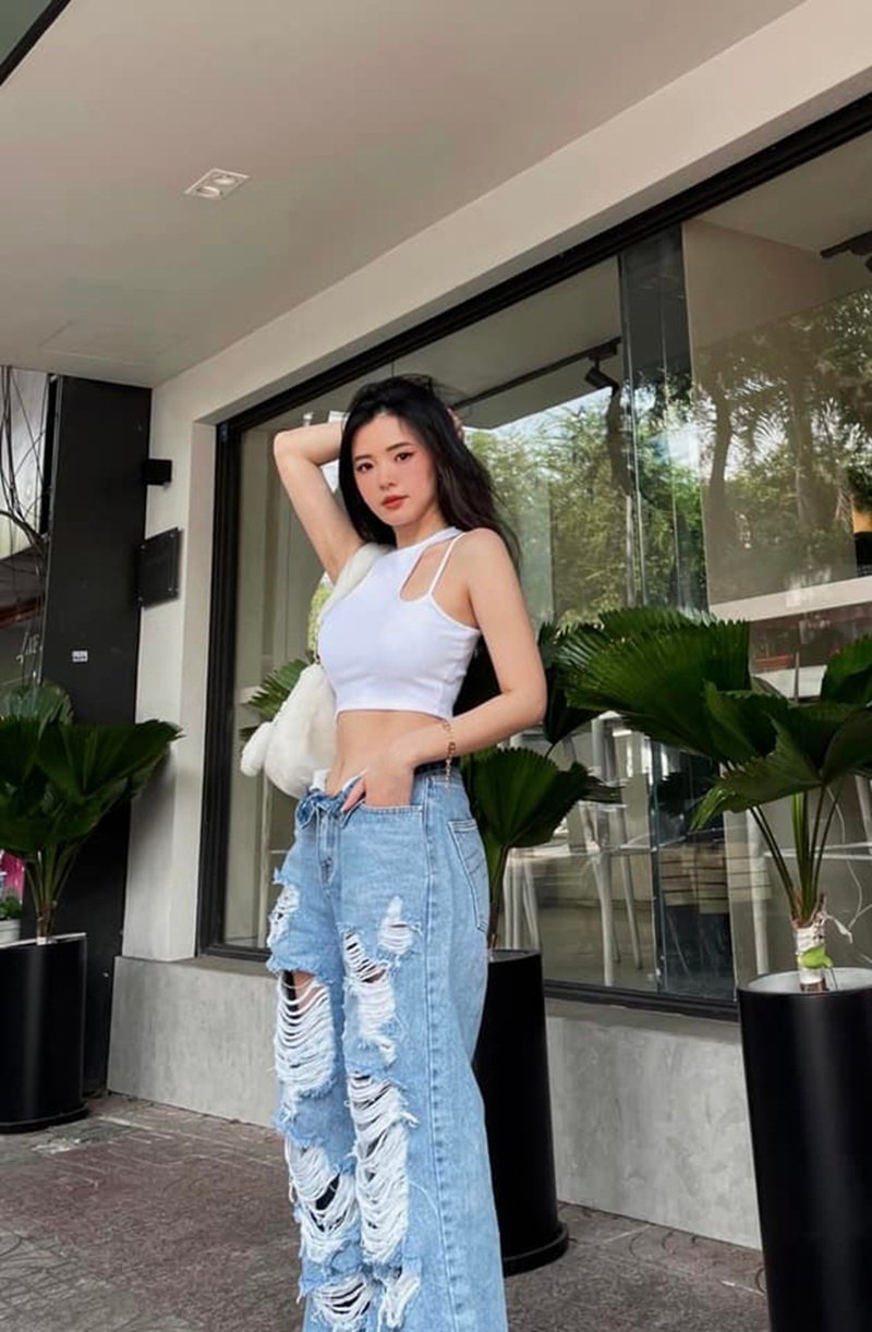 thần thái nổi bật giữa nắng vàng với midu bikini