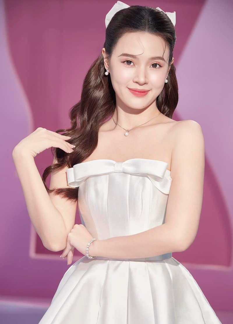 ánh sáng tự nhiên tôn nét đẹp midu bikini