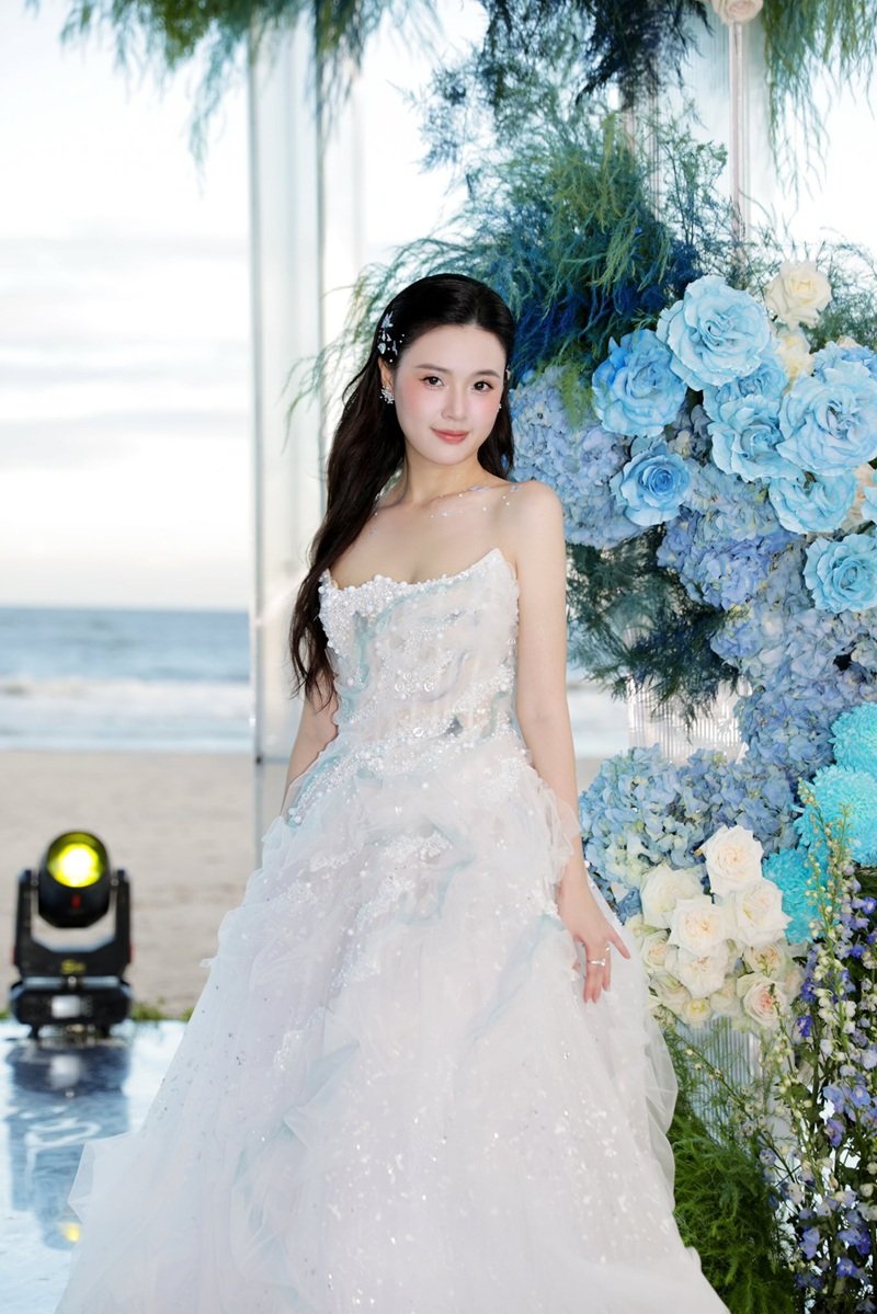 midu bikini ghi điểm với phong cách gợi cảm