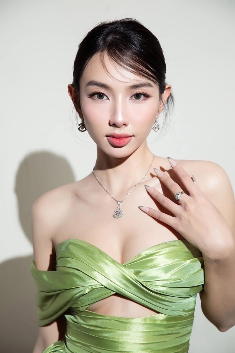 nguyễn thúc thùy tiên bikini thần thái đỉnh