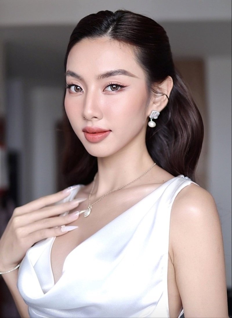 khoảnh khắc ấn tượng nguyễn thúc thùy tiên bikini