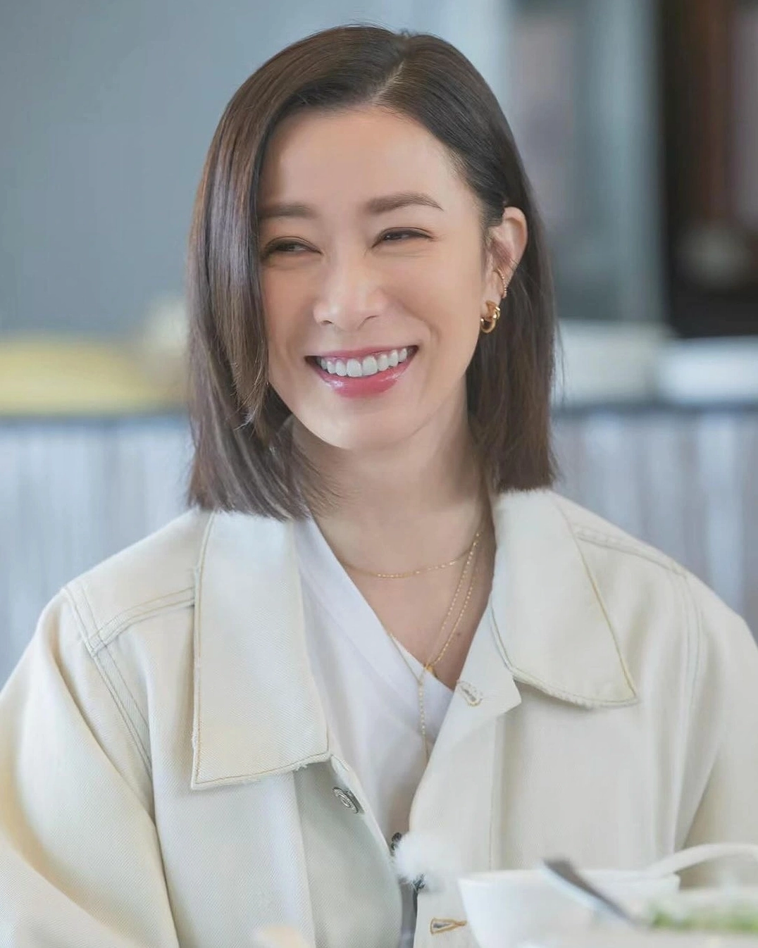 Nhan sắc trẻ trung đáng kinh ngạc của Xà Thi Mạn