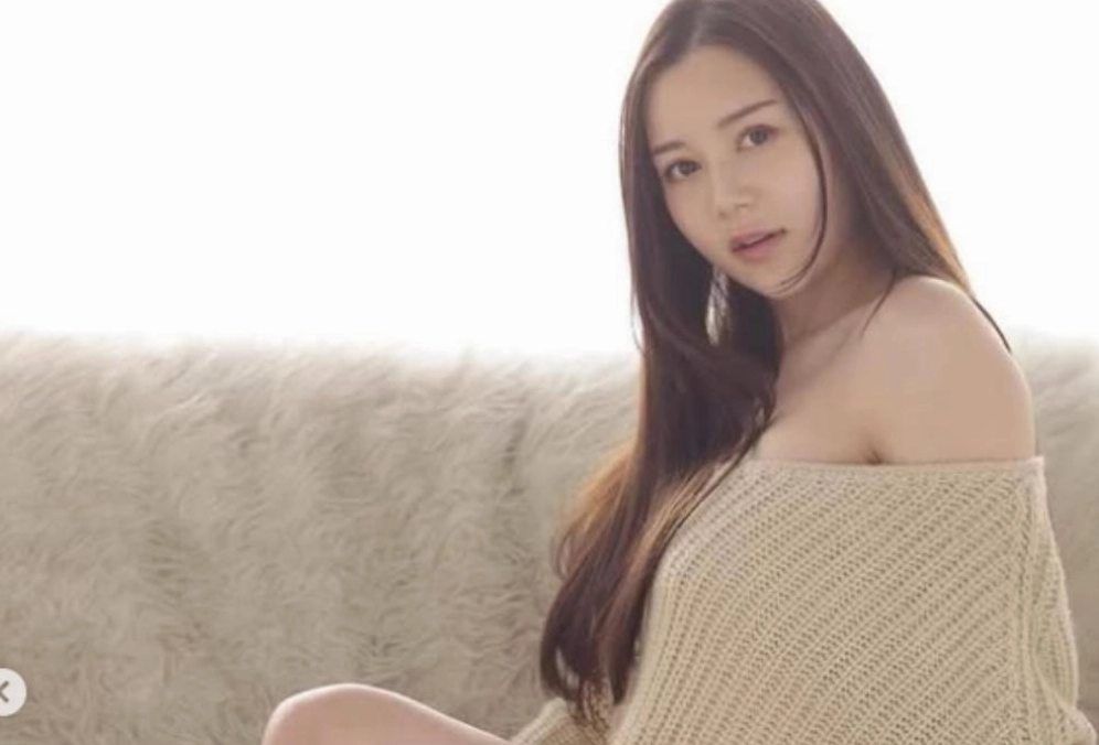 Nữ diễn viên Miu Shiramine với vẻ ngoài thanh lịch, biểu tượng cho sự nghiệp diễn xuất đầy hứa hẹn.