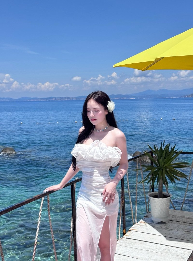 thị nhung mặc bikini 34