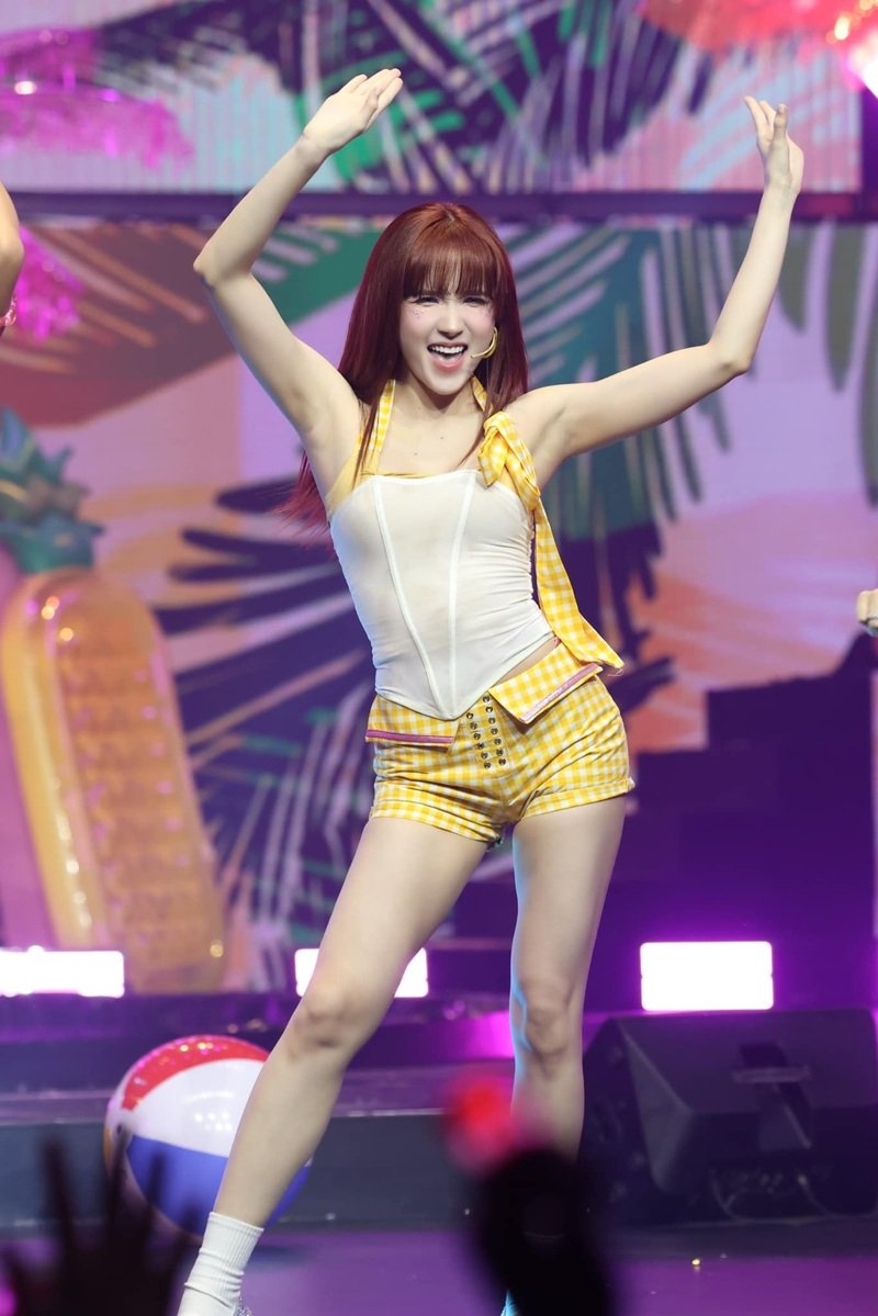 Thiều Bảo Trâm bikini khoe vòng một