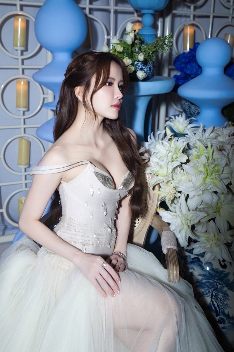 Thiều Bảo Trâm bikini body vàng óng