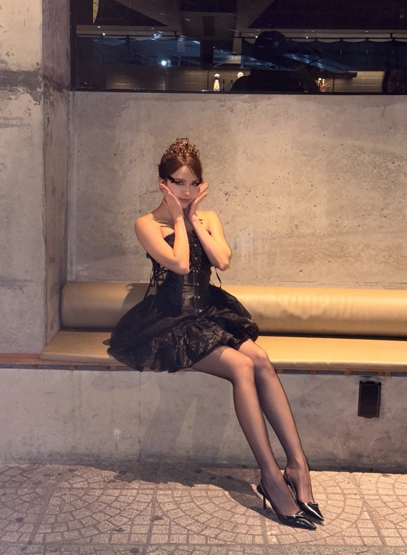 Hot model Thiều Bảo Trâm bikini