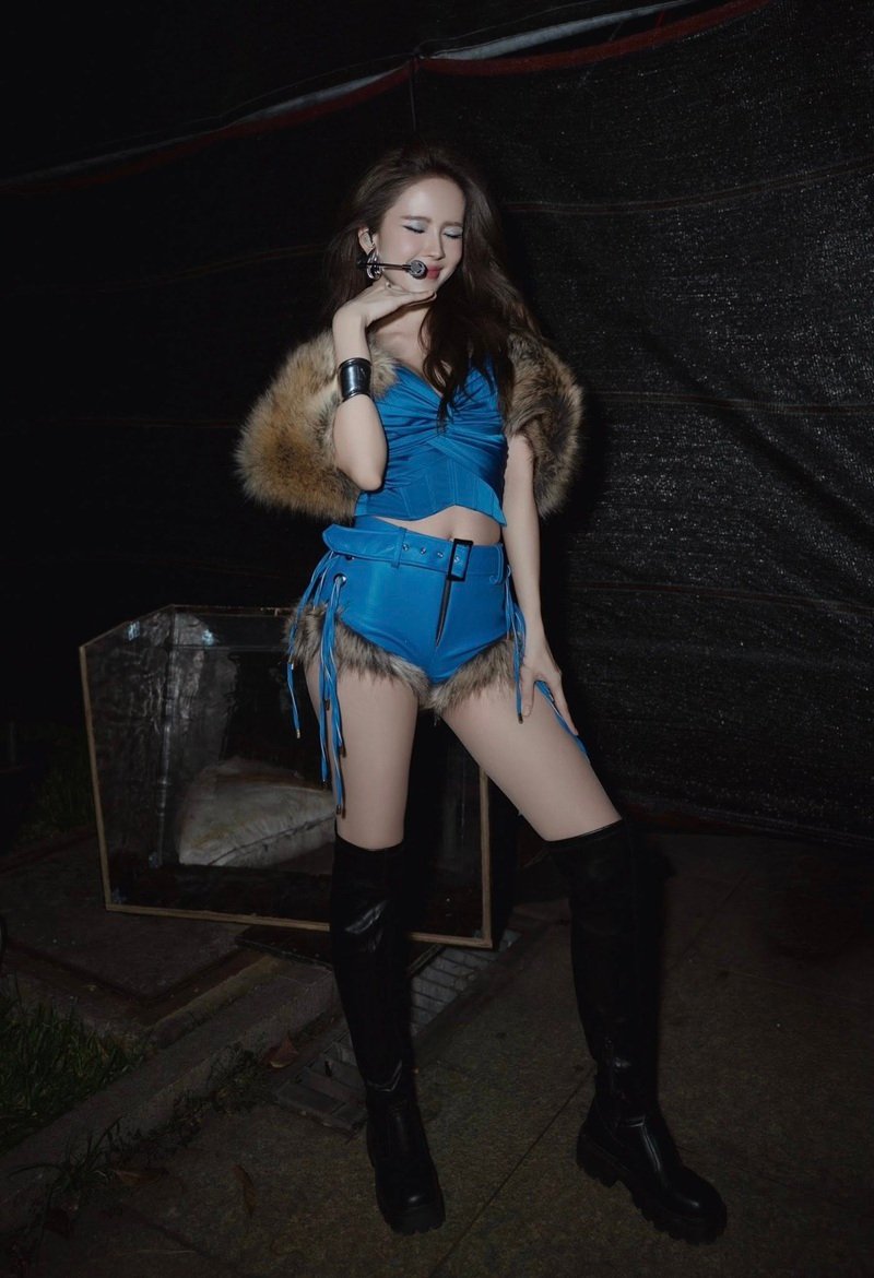 Thiều Bảo Trâm body bikini thần thánh