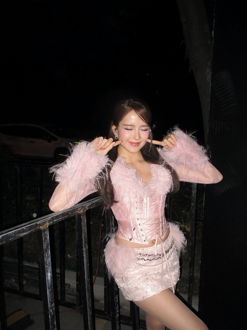 Thiều Bảo Trâm mặc bikini khoe da ngăm