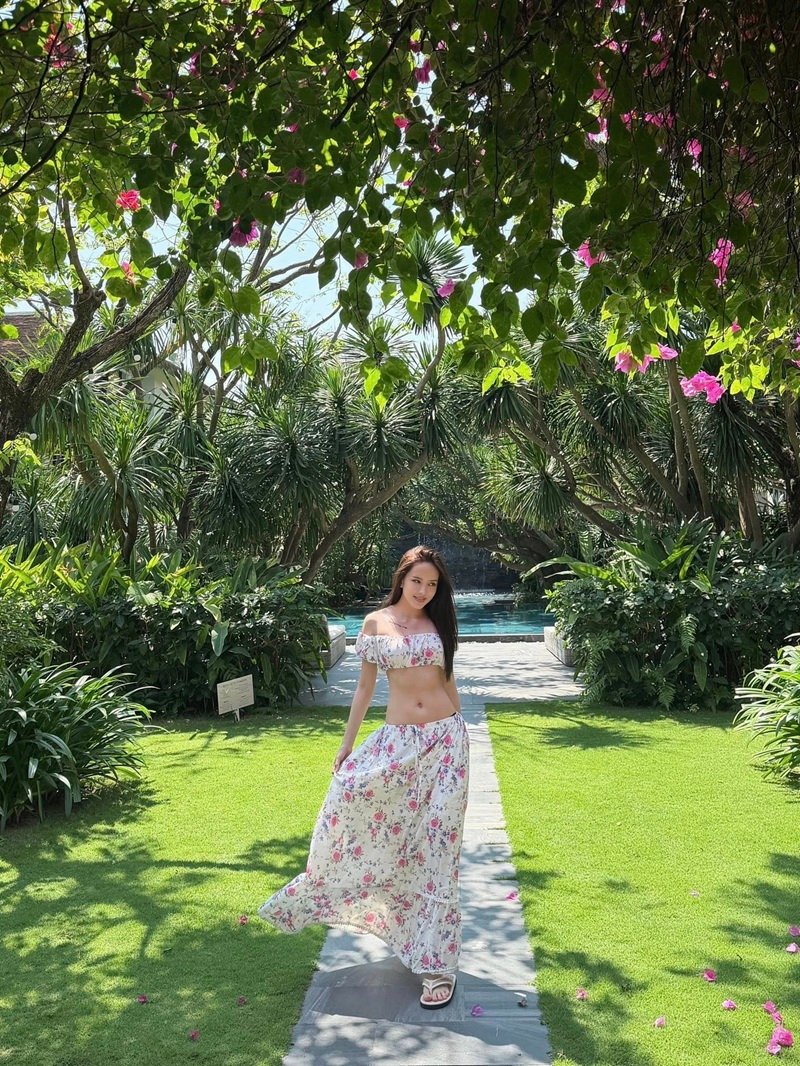 Thiều Bảo Trâm bikini hồng gợi cảm