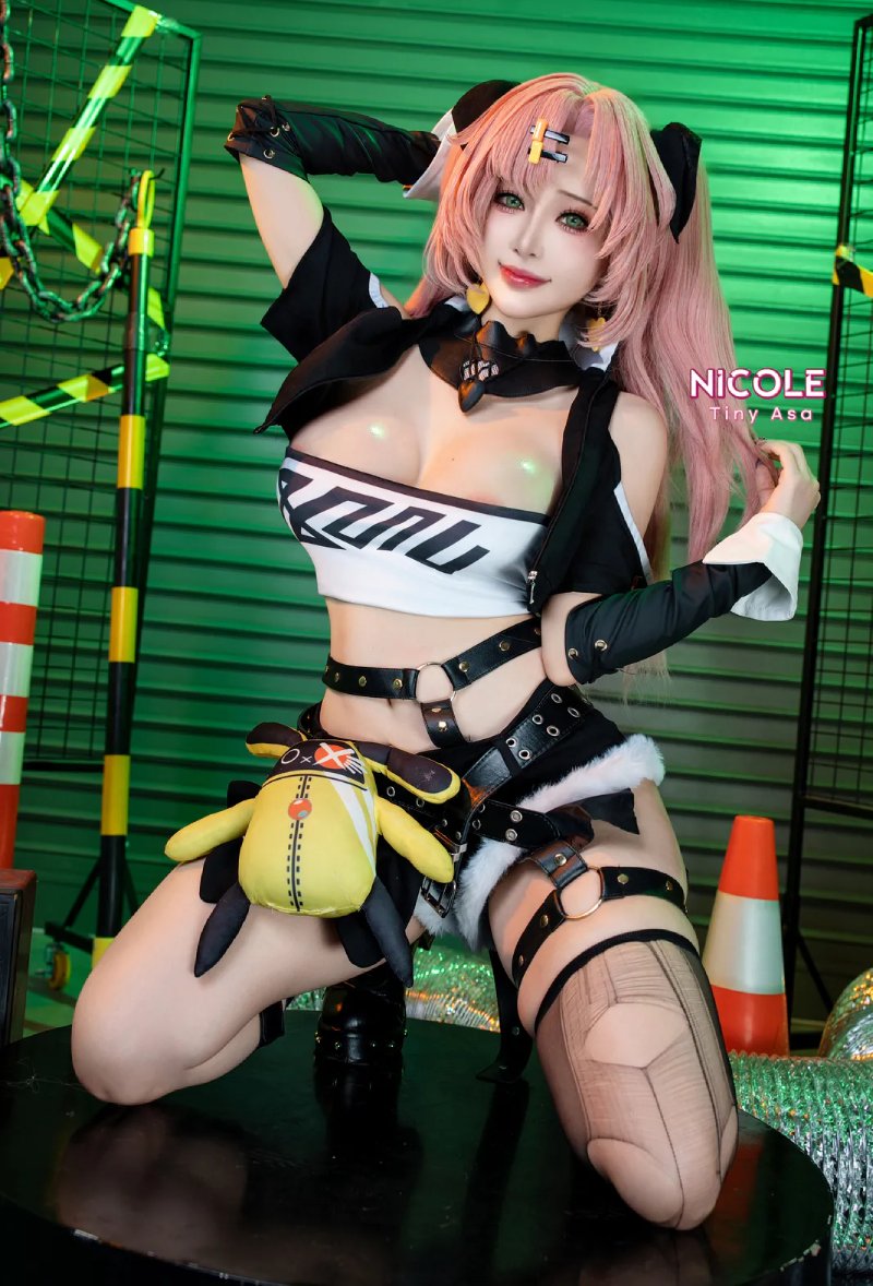 Ảnh sexy anime cosplay tie-dye phong cách hè