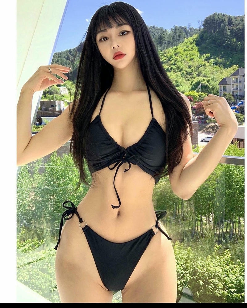 Gái Hàn Quốc Mặc Bikini biểu cảm nhẹ nhàng