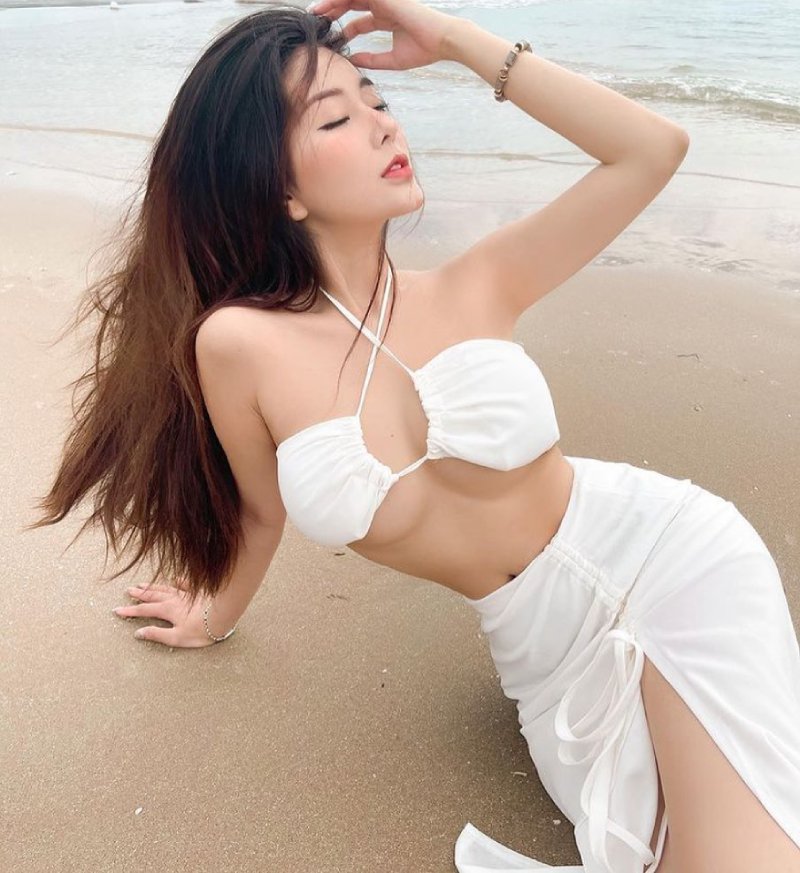 Gái xinh mặc bikini trắng khoe vòng 1 đầy đặn