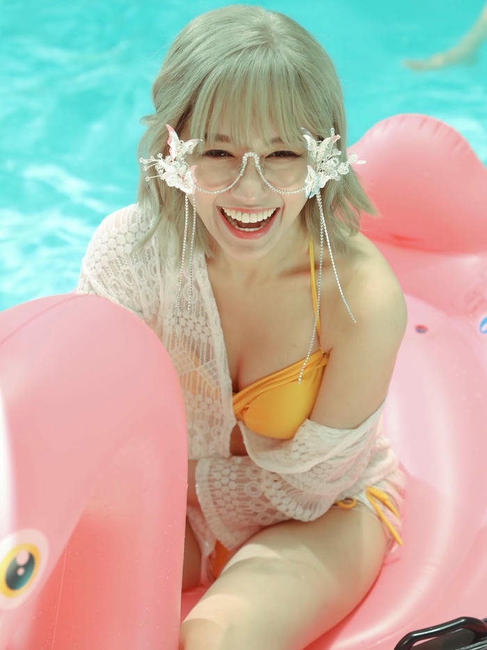 Hari Won Bikini có phong thái tự tin cuốn hút