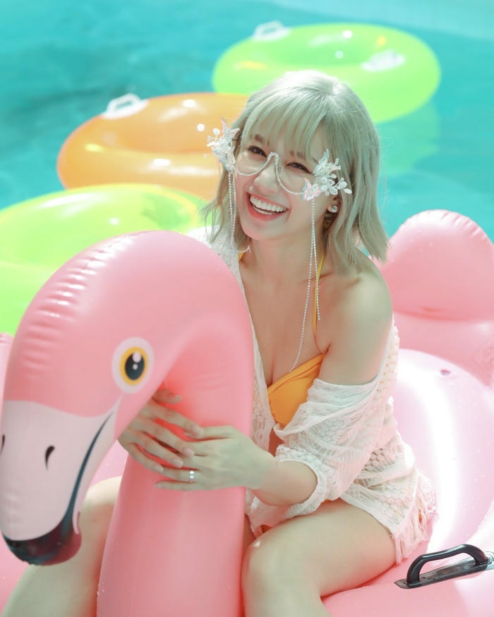 Hari Won Bikini với phong cách thời trang tinh tế