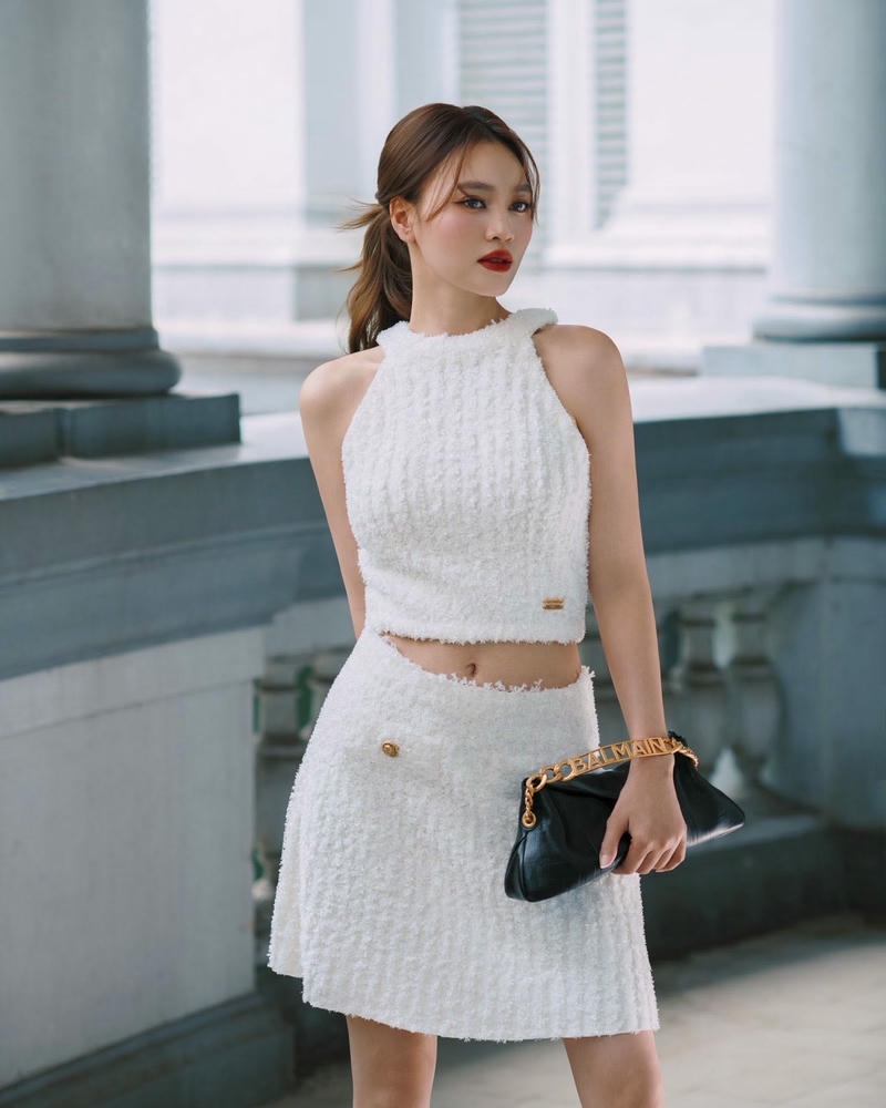 Ninh Dương Lan Ngọc sexy thể hiện nét duyên dáng