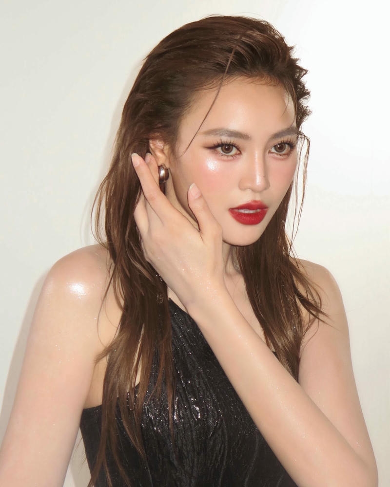 Ninh Dương Lan Ngọc sexy với phong thái đầy tự tin