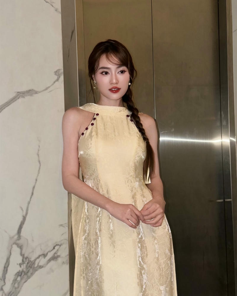 Nữ diễn viên Lan Ngọc sexy với phong thái duyên dáng