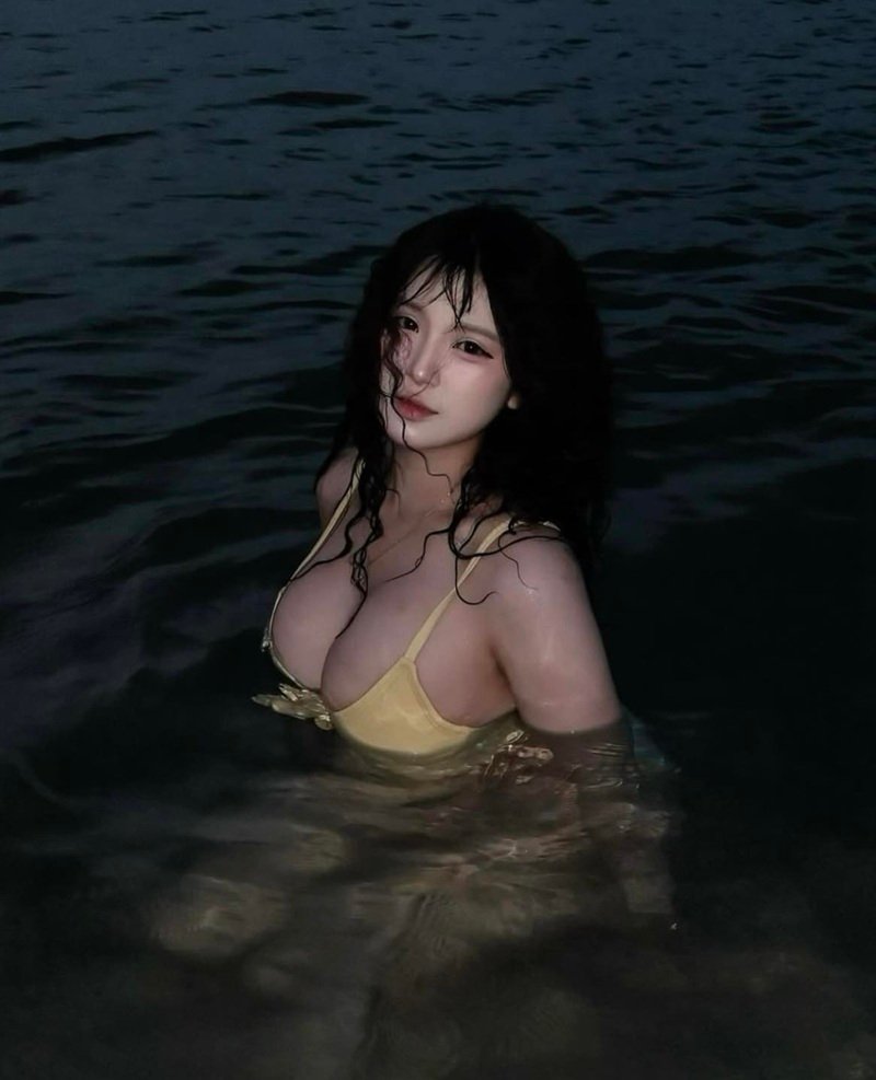 Khoảnh khắc cuốn hút của gái Hàn Quốc trong bộ bikini