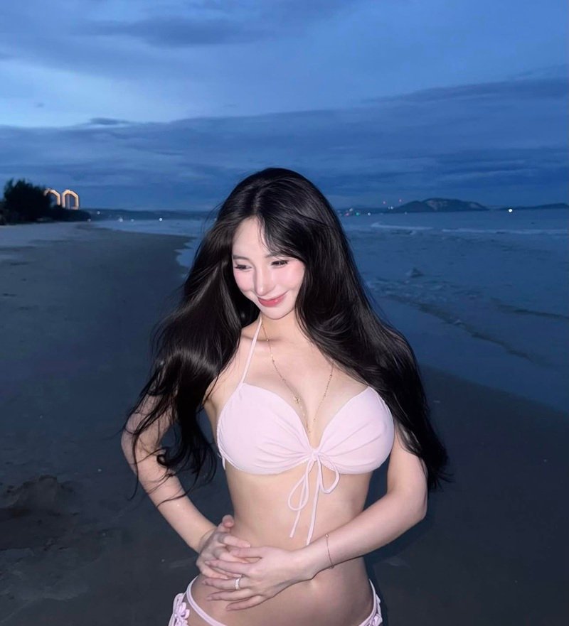 Gái Hàn Quốc mặc bikini với phong cách trẻ trung năng động