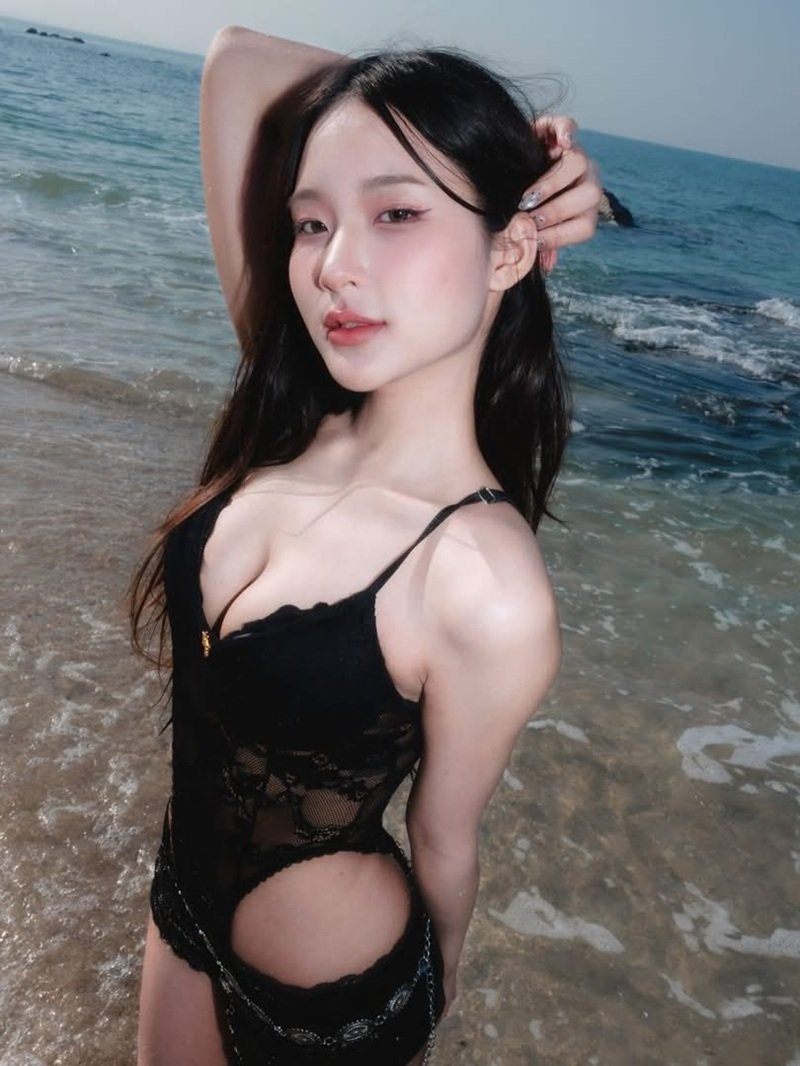 Gái Nhật quyến rũ với bikini đơn giản nhưng tinh tế
