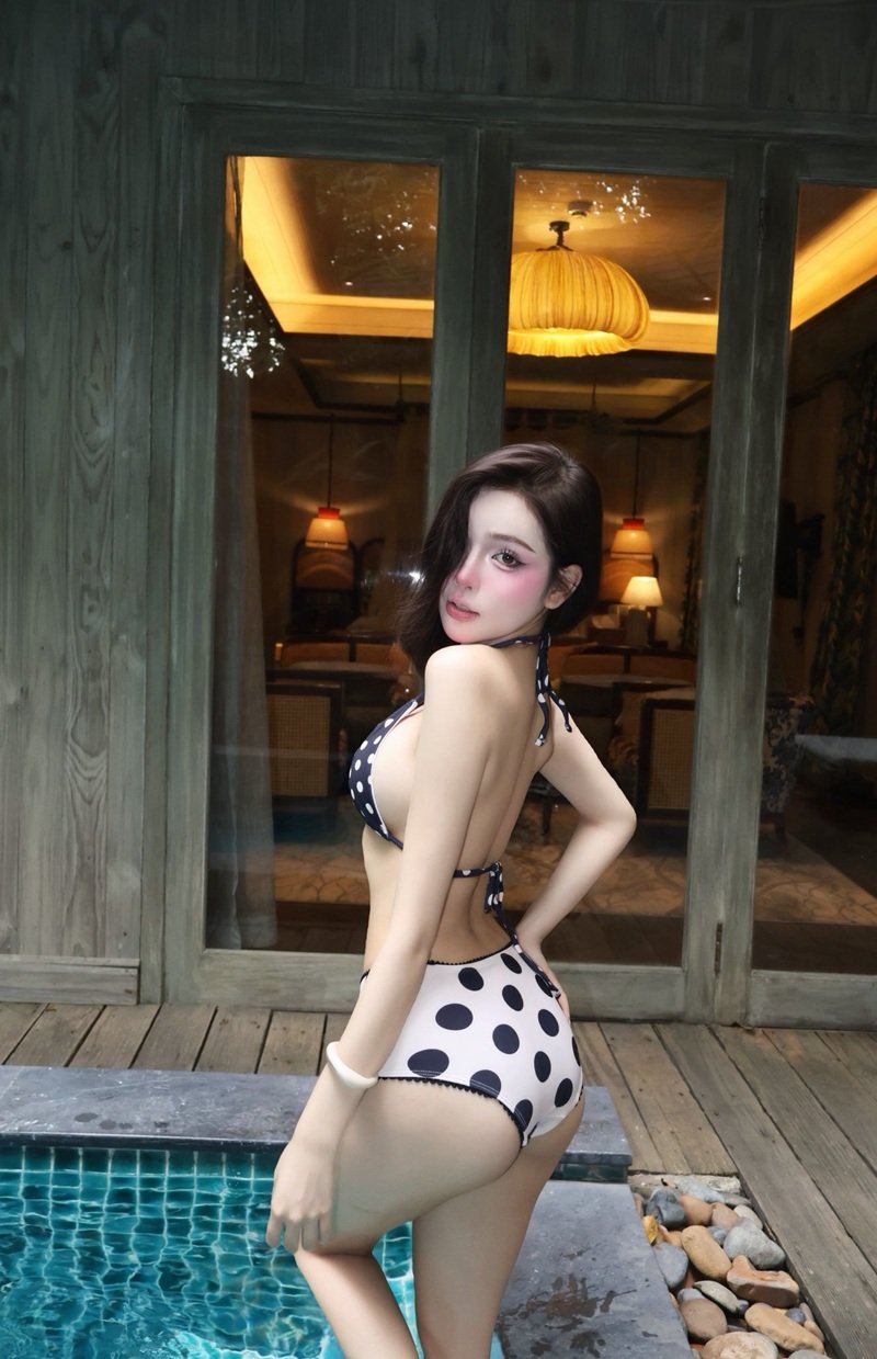 Vẻ đẹp tự nhiên của gái Nhật bikini dưới nắng vàng
