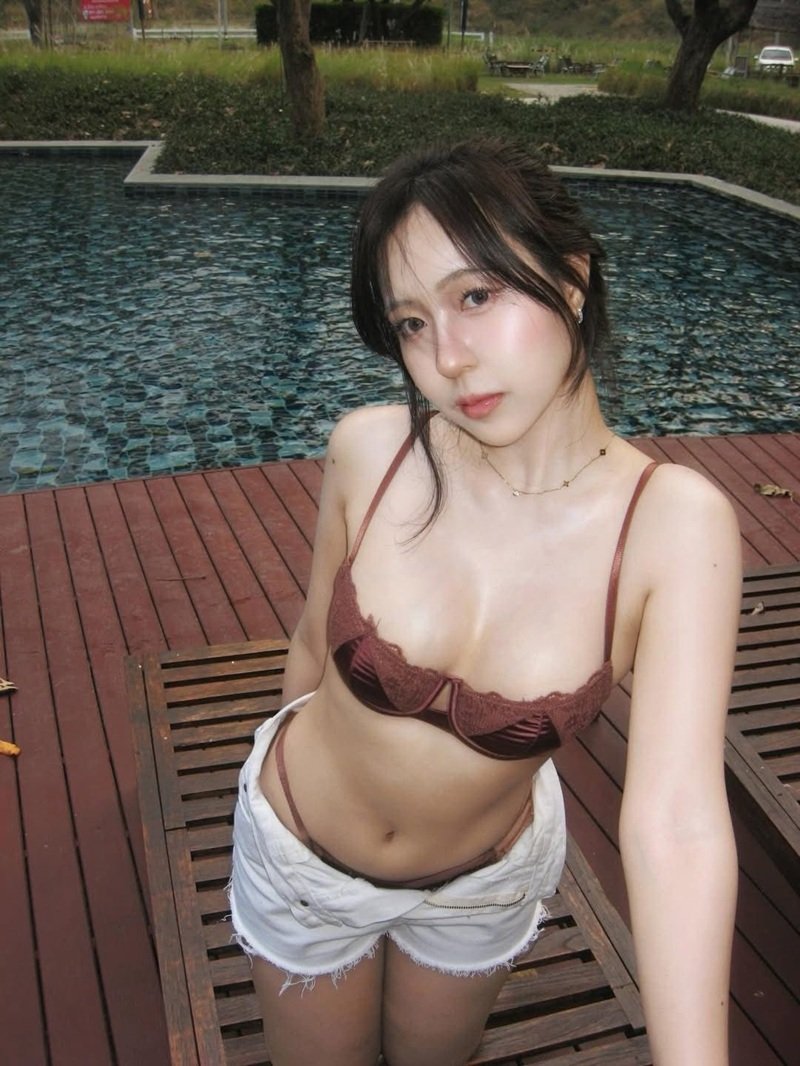Gái xinh vú to mặc bikini họa tiết hoa nổi bật