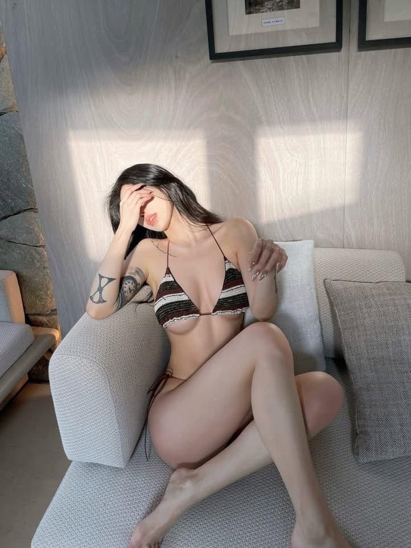 Ngực căng hot girl trong bikini trắng mỏng