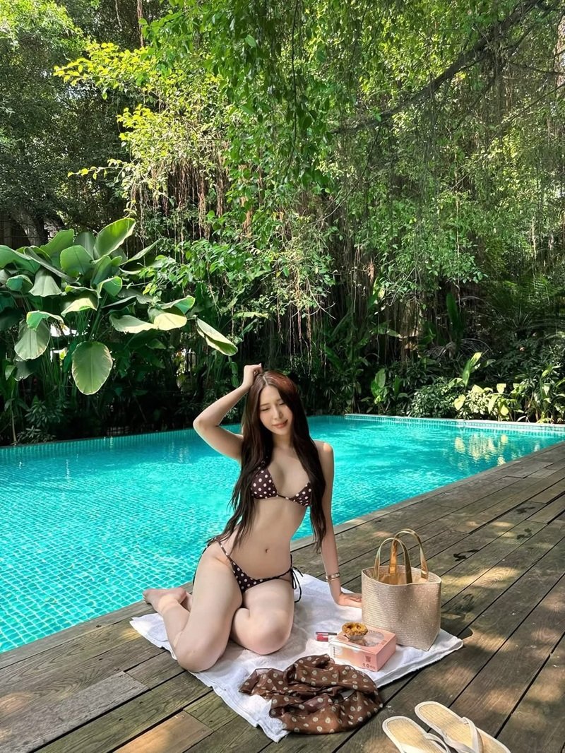 Gái xinh vú to mặc bikini đỏ rực rỡ bên biển