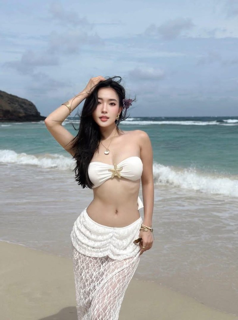 Bikini hai dây tôn vòng một gái xinh vú to mặc bikini