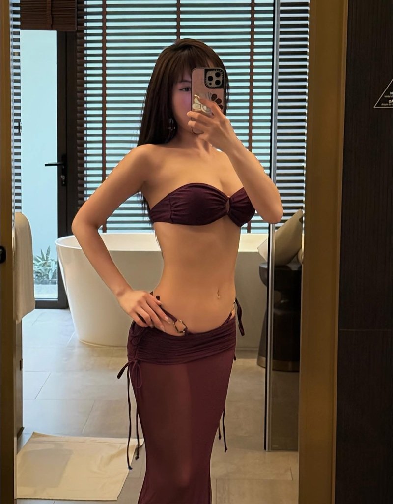 Ngực căng mọng bikini trắng, gái xinh vú to mặc bikini