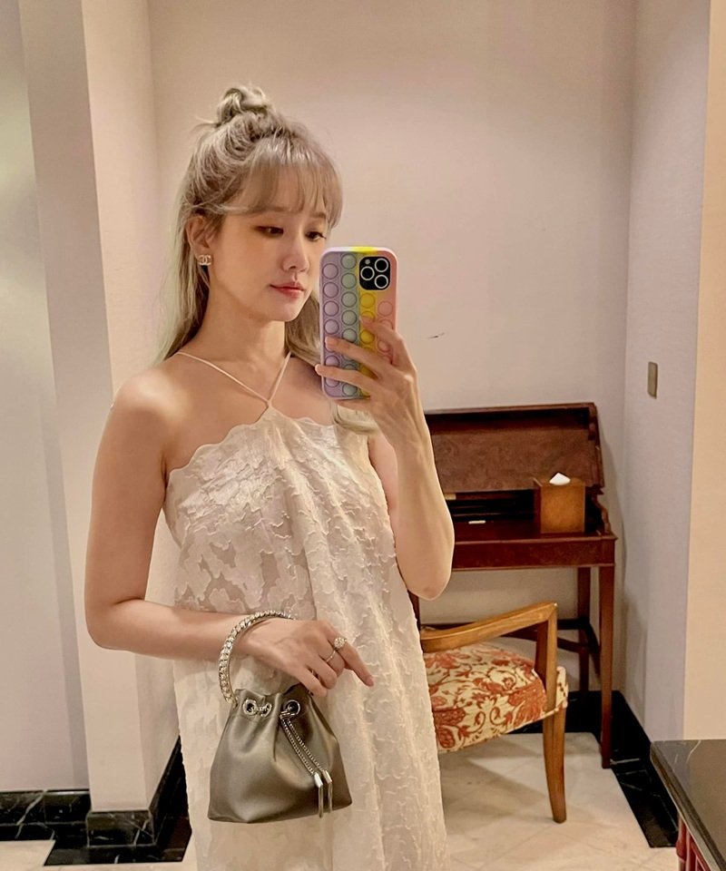 Phong cách beach look trẻ trung của hari won khi mặc bikini