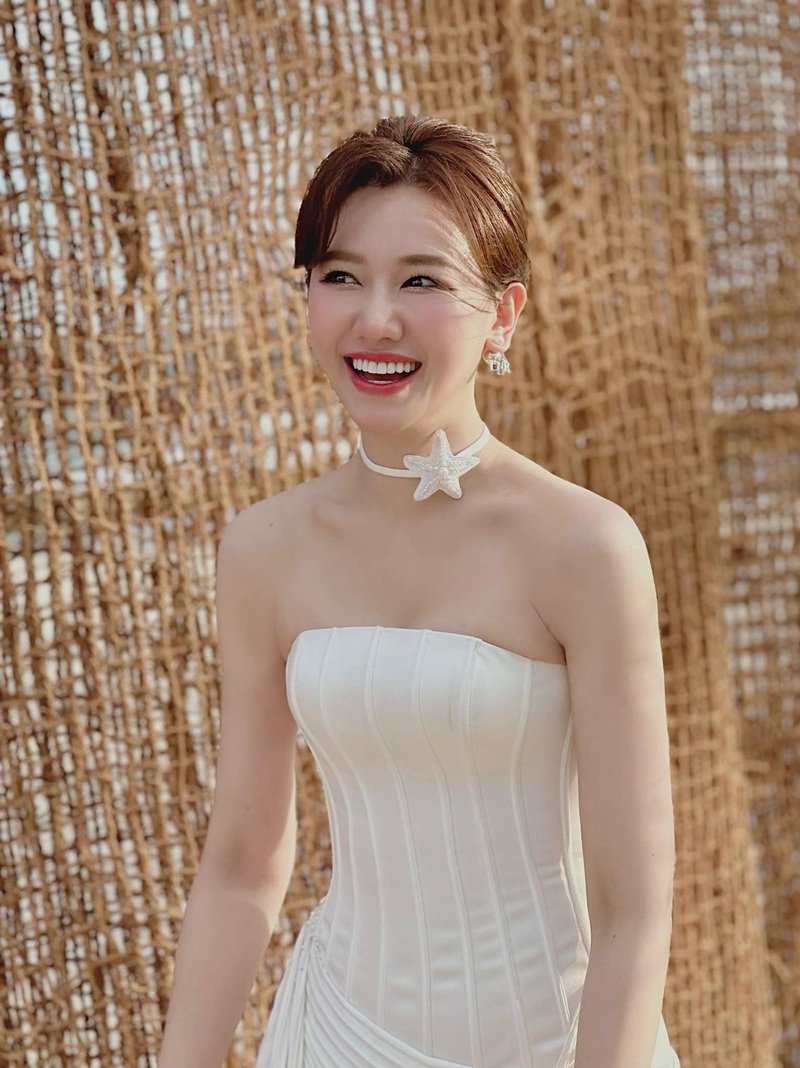 Hari won quyến rũ trong trang phục bikini đơn giản