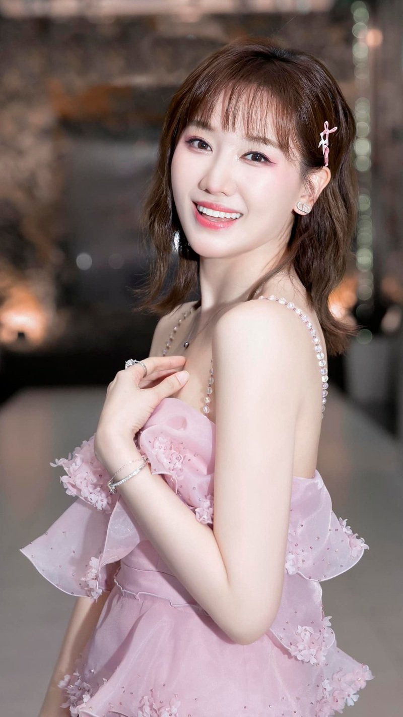 Hari won tạo dáng chuyên nghiệp với bikini ngoài trời