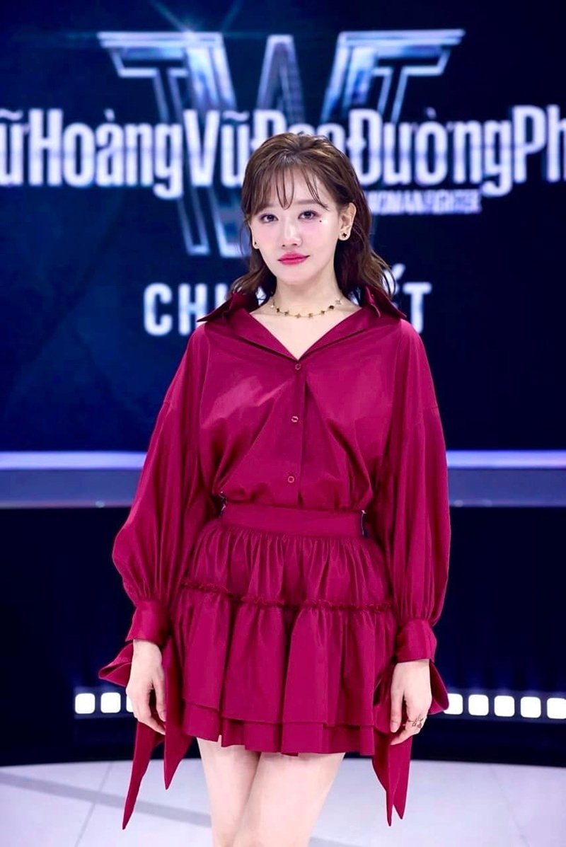 Hari won quyến rũ trong khung cảnh biển xanh cát trắng