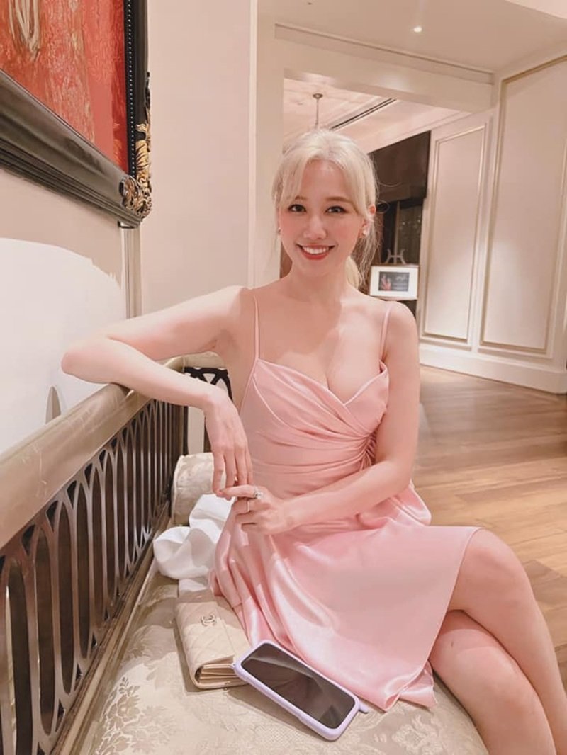 Ánh nhìn cuốn hút trong bộ hình hari won bikini ngoài trời
