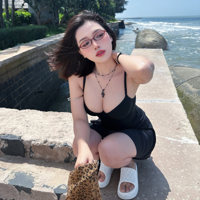 Ảnh gái xinh vú khoe vú to đẹp cười tươi vú lắc lư