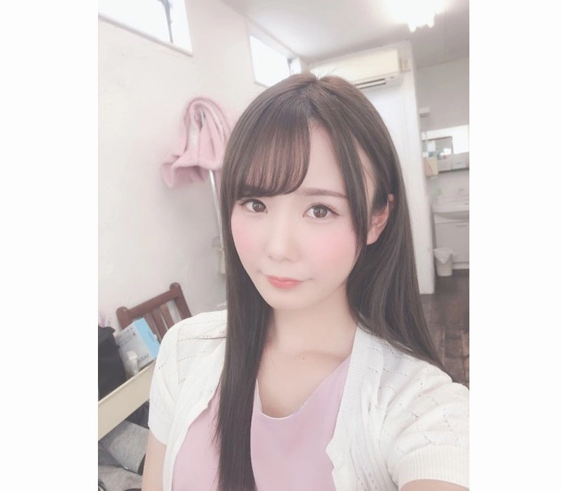 Sinh năm 1999, Sakamichi Miru được đánh giá là một trong những gương mặt nữ diễn viên trẻ được đánh giá cao trong làng phim người lớn Nhật Bản.