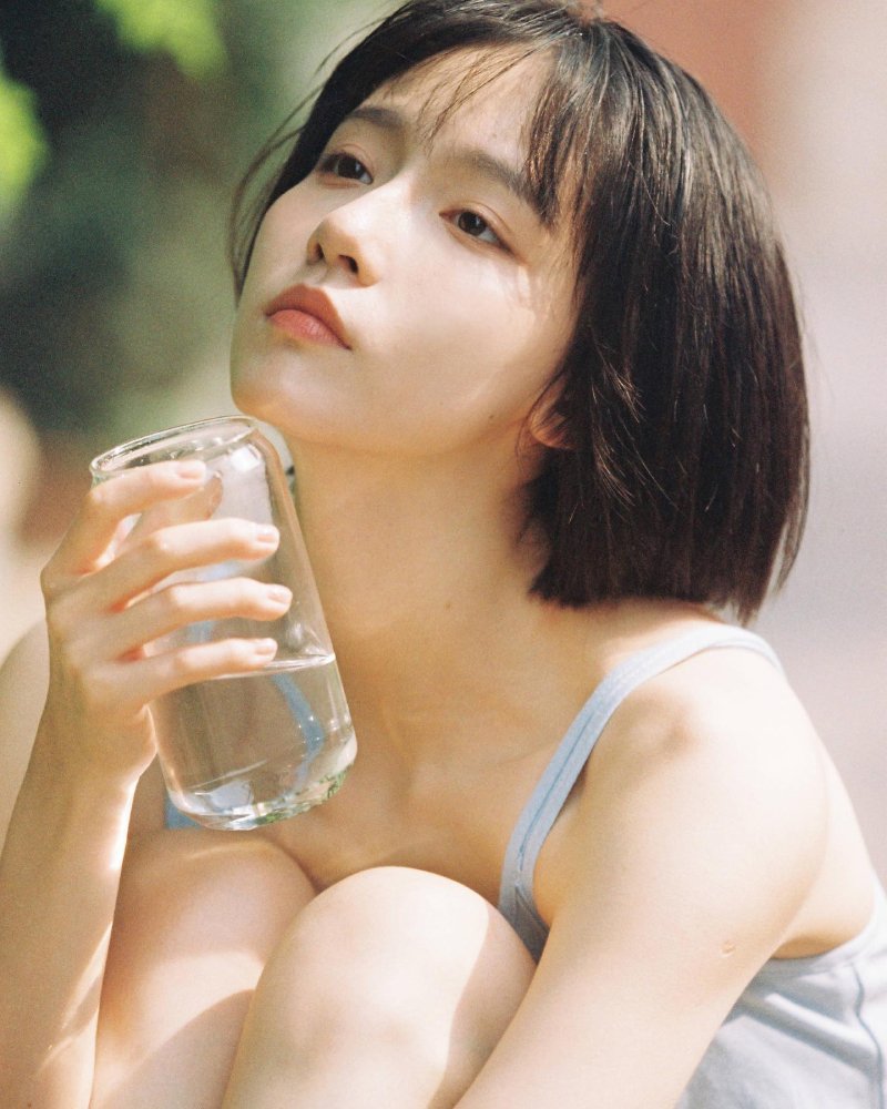 Ảnh girl xinh với ánh nhìn cuốn hút