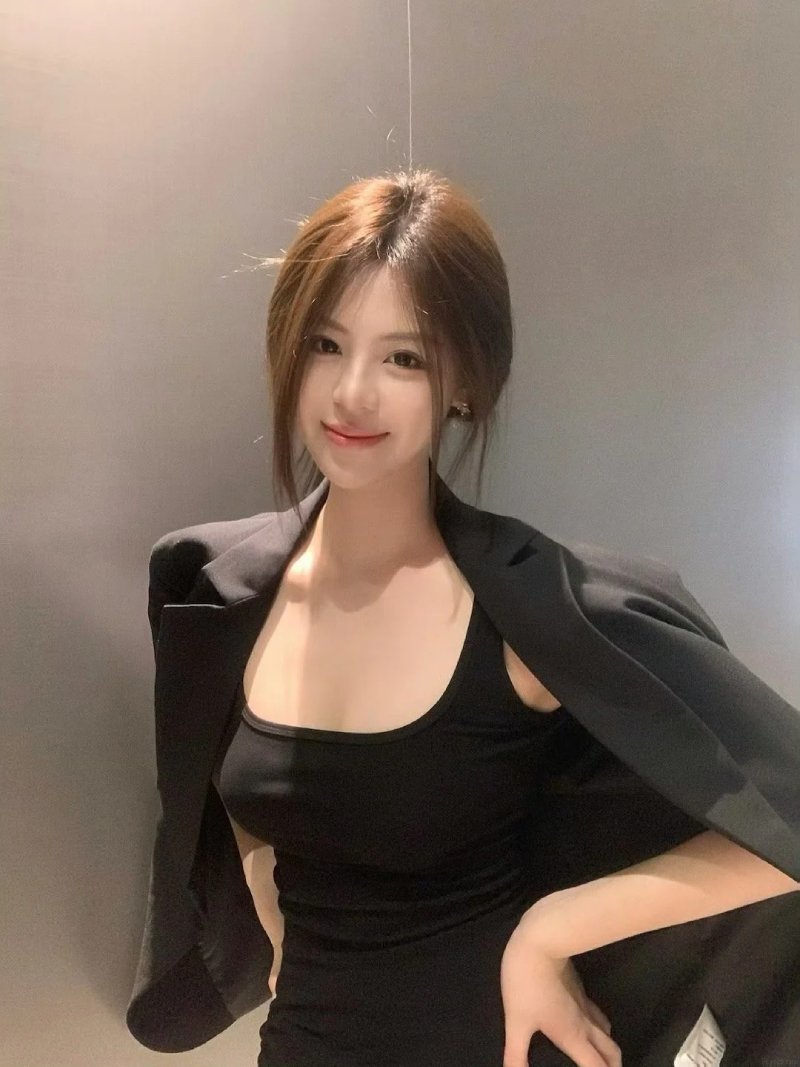 Ảnh girl xinh cười tươi dưới nắng