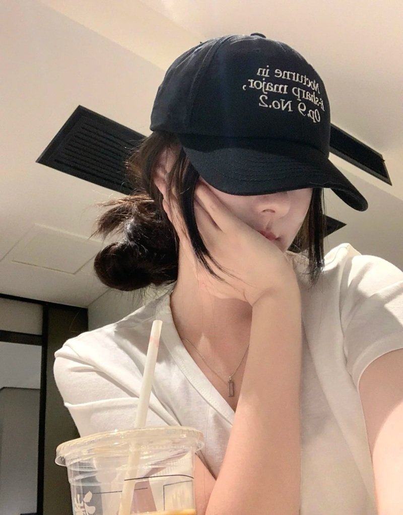 Avatar nữ che mặt người thật ngoài trời