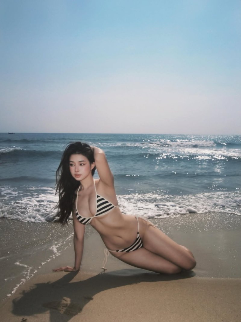 Tư thế quyến rũ trong chiếc bikini lọt khe