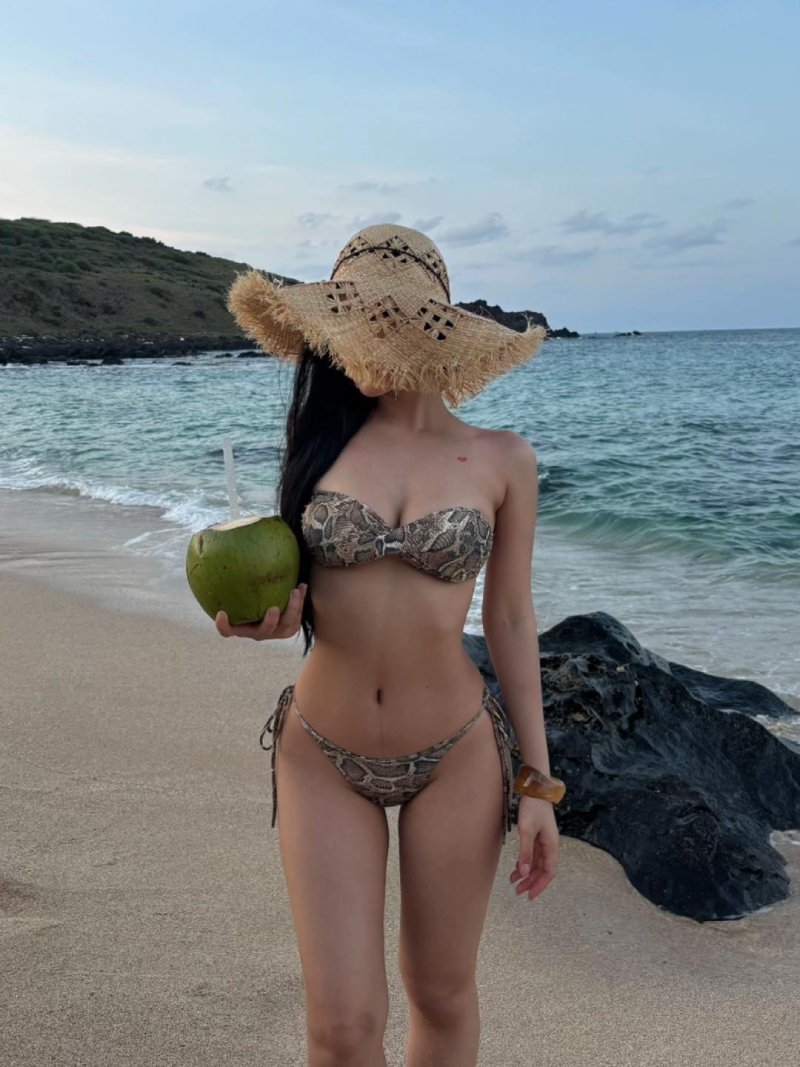 Bikini lọt khe đen sexy tôn vòng eo thon