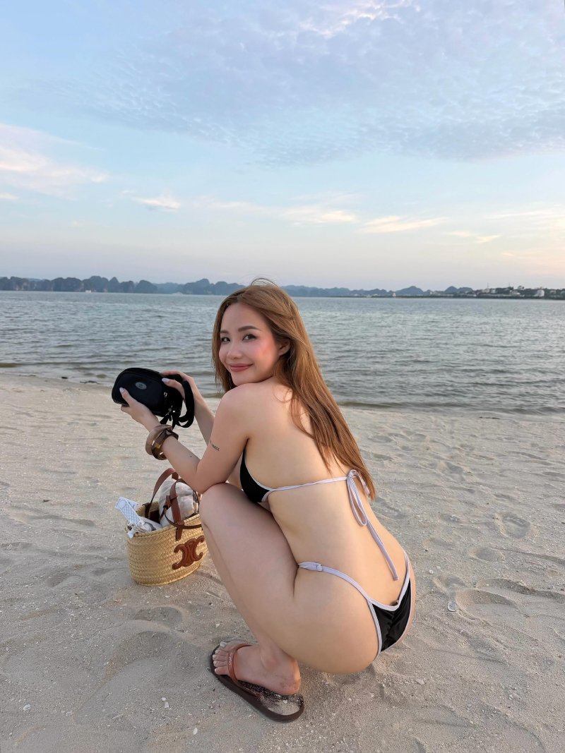 Cô gái pose bikini lọt khe quyến rũ nhẹ nhàng