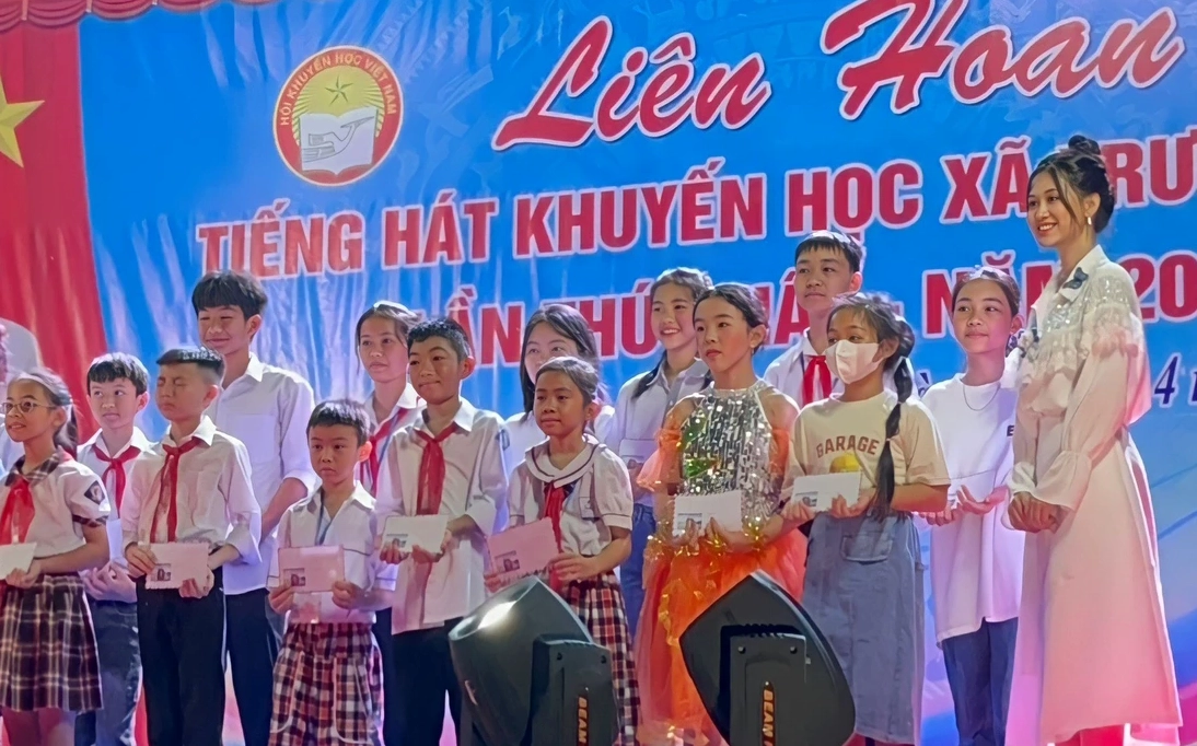 Ca sĩ Jee Trần về quê Quảng Bình tặng 20 suất học bổng cho các em nhỏ hiếu học