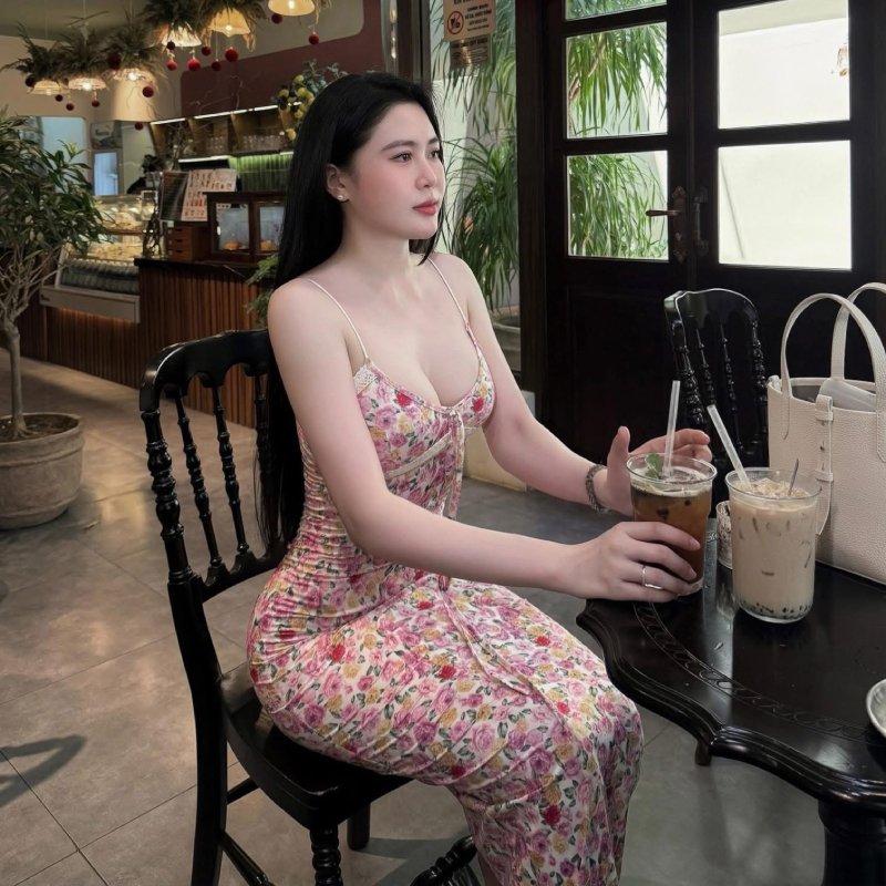 Ảnh gái xinh khoe hàng với tạo dáng tự nhiên.