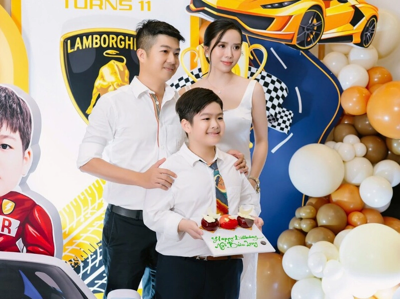 Mới đây, diễn viên Bella Mai cùng bạn trai - doanh nhân Bửu Lộc đến dự tiệc sinh nhật của của bé Tin (tên thật là Bửu Long, con chung của Bửu Lộc với vợ cũ - diễn viên Nhật Kim Anh).
