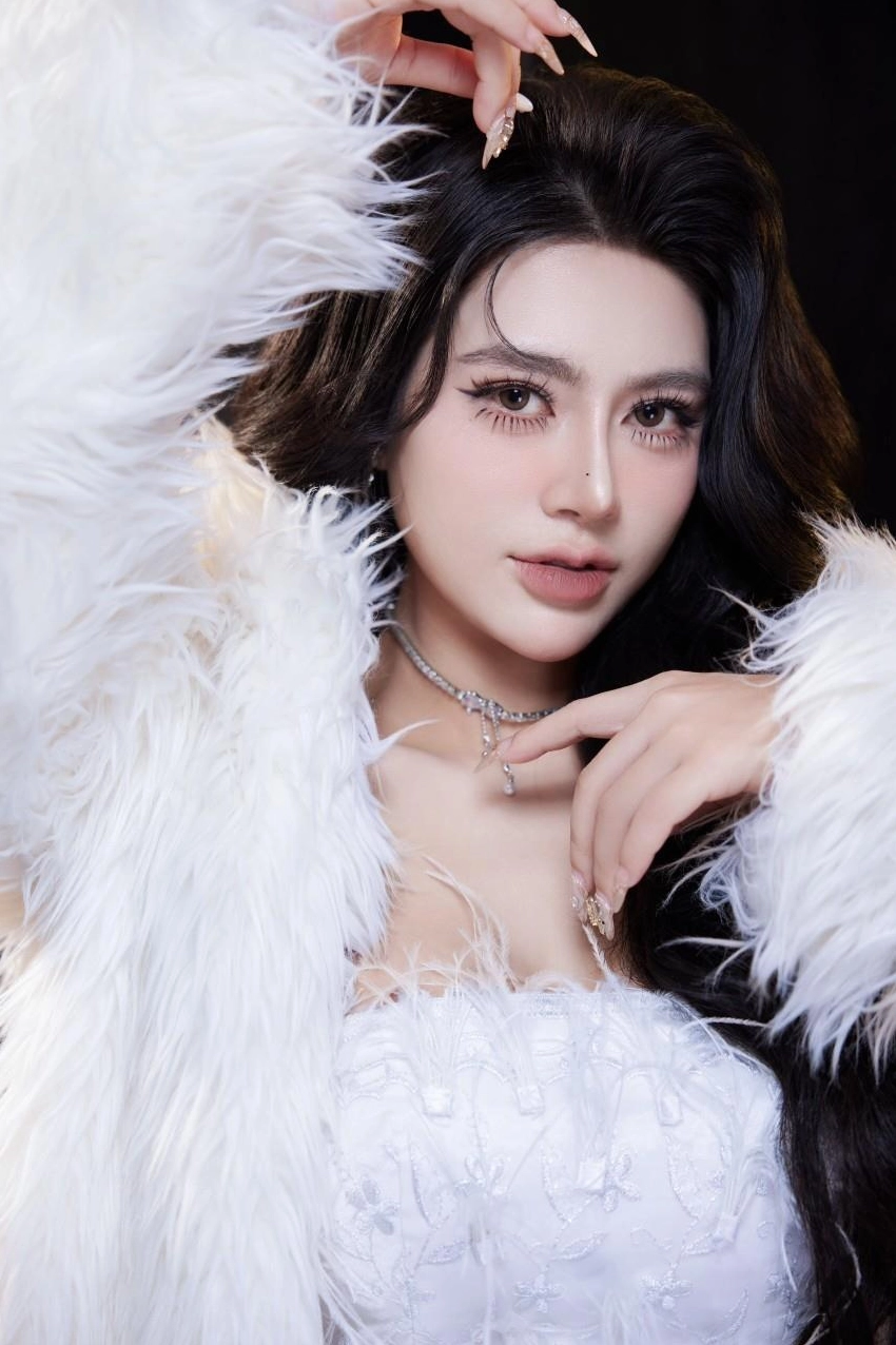 Oanh Tạ - Cô gái hát cover có giọng hát lạ và ngoại hình hút mắt- Ảnh 1.