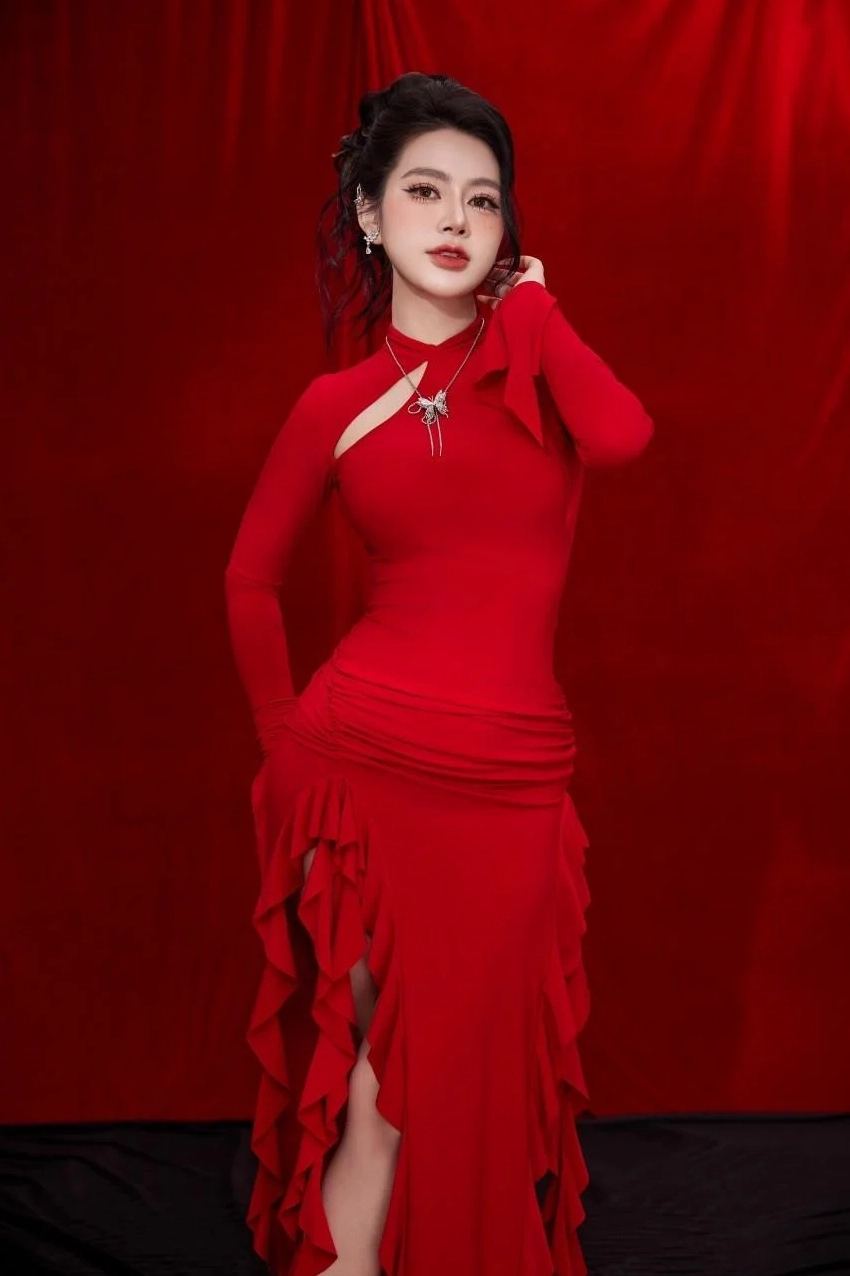 Oanh Tạ - Cô gái hát cover có giọng hát lạ và ngoại hình hút mắt- Ảnh 2.